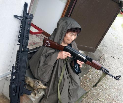 绝地求生中人物如何正确扛枪？